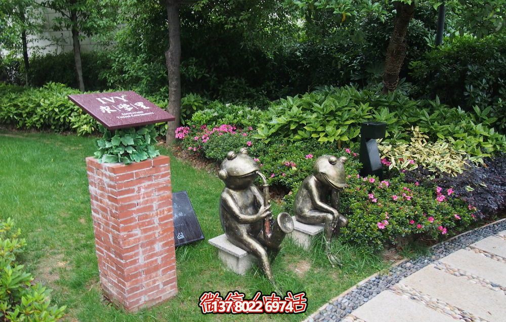唯美青蛙雕塑，用不銹鋼增添公園景色