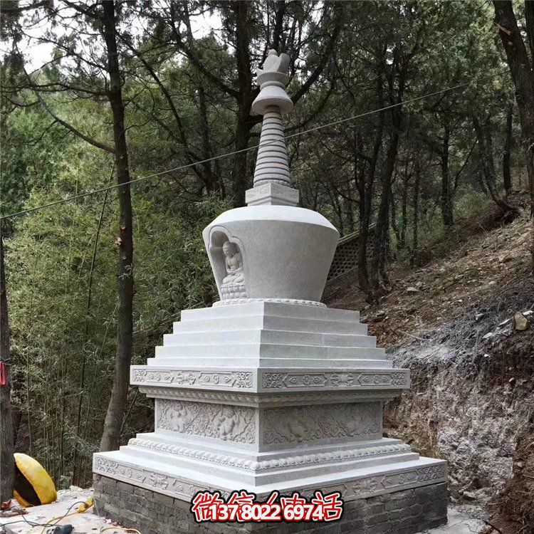 古老漢白玉石雕舍利塔，紀念古代寺廟的傳統(tǒng)藝術