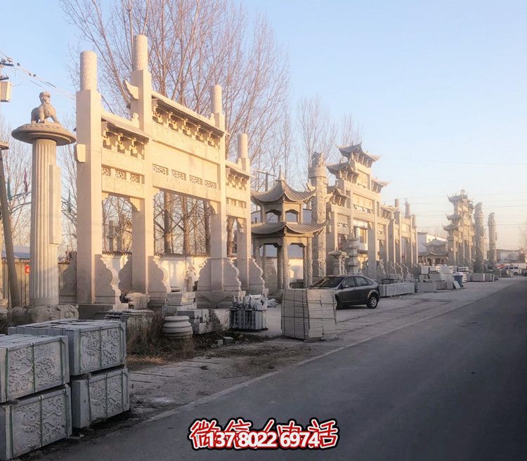 大理石門牌樓，點(diǎn)綴村莊入口
