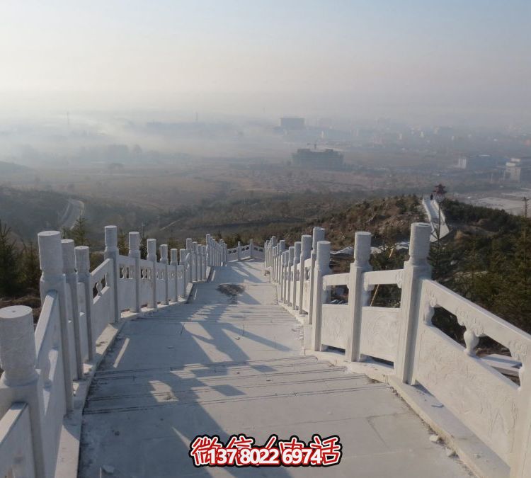 精致石雕護(hù)欄，漢白玉青石欄板點(diǎn)綴天然風(fēng)情