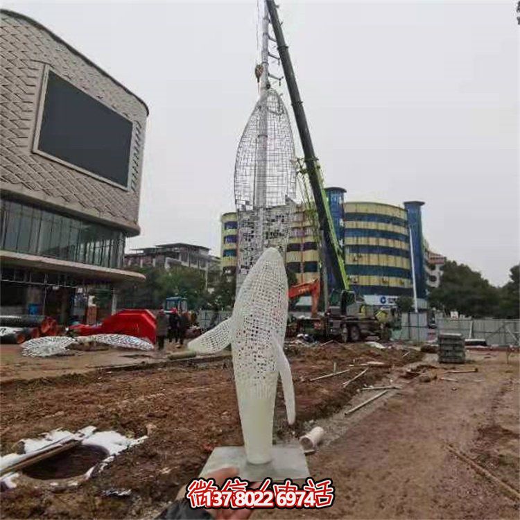 不銹鋼創(chuàng)意鏤空鯨魚雕塑，點綴園林景觀