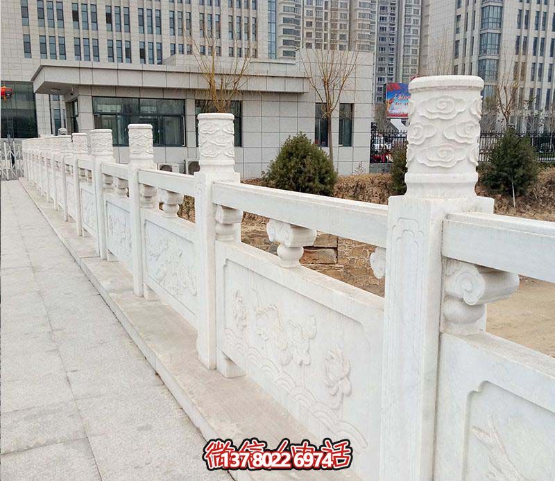 漢白玉鑲嵌欄桿扶手，點綴走廊裝飾，為城市花園添彩