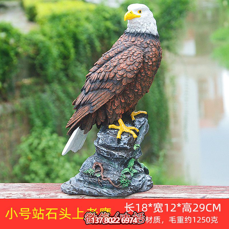 石頭藝術老鷹雕塑，點綴花園站