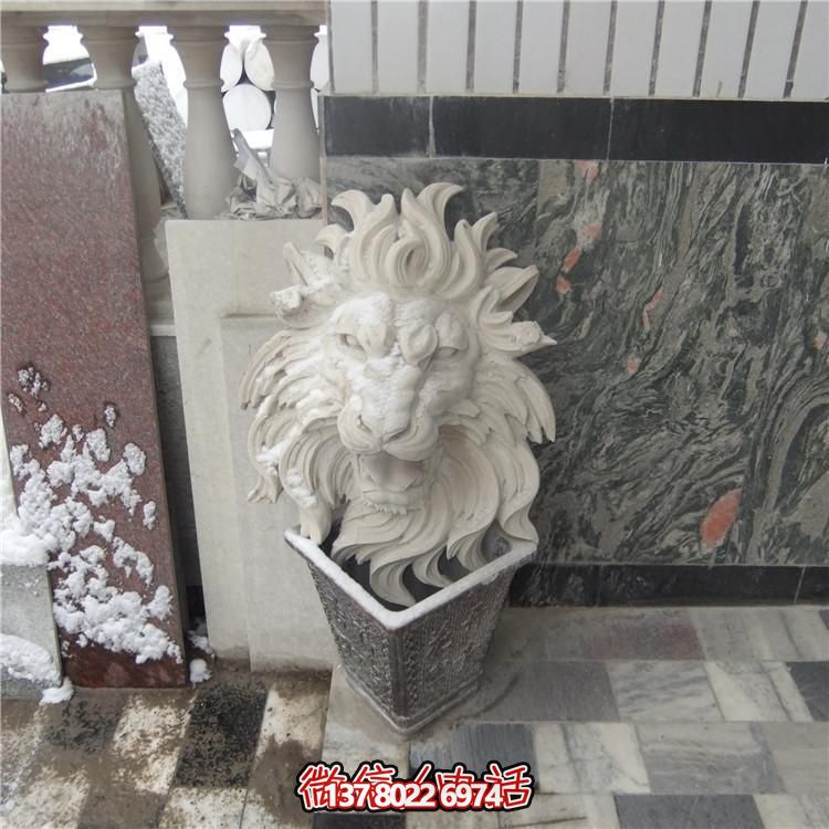 豪華別墅大型紅石獅子雕塑，園林景觀完美呈現(xiàn)