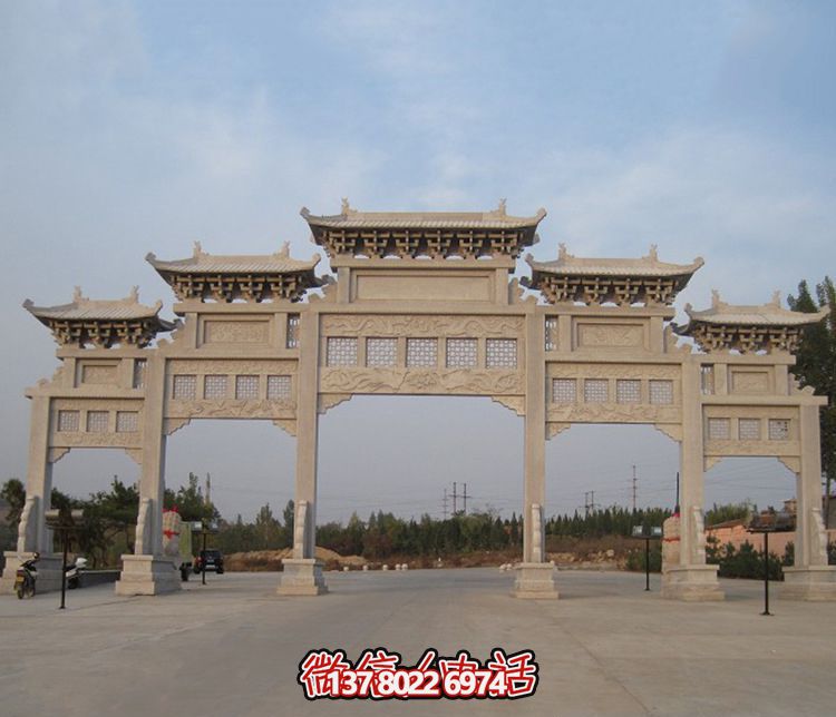 精美大型鏤空牌樓石雕，為公園廣場增添美麗色彩