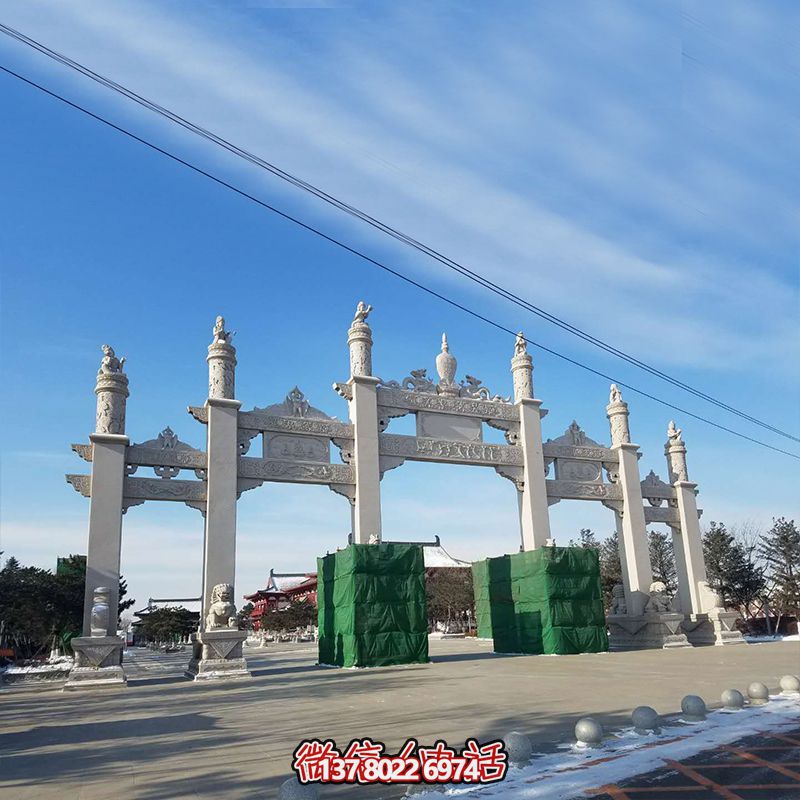 新款漢白玉牌坊，美觀而古樸的石六柱，為寺院和景區(qū)增添靈氣