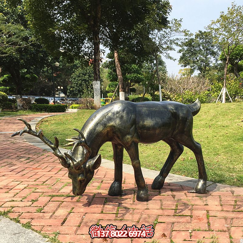 精美鹿雕塑，在公園里覓食的活力象征