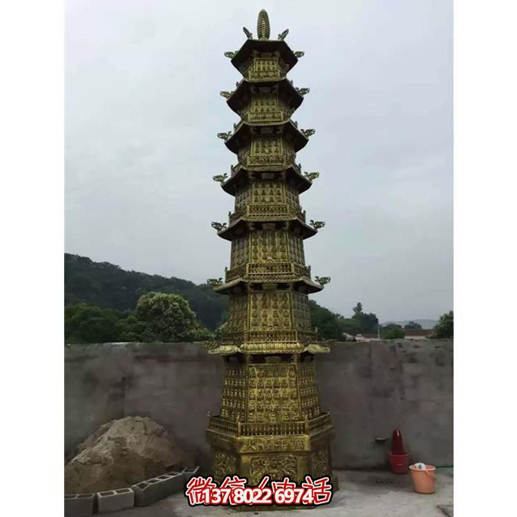 欣賞傳統(tǒng)文化，體驗(yàn)多層銅雕香爐的大型景區(qū)