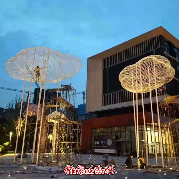 廣場(chǎng)裝飾不銹鋼創(chuàng)意鏤空網(wǎng)格云朵燈光亮化景觀(guān)雕塑